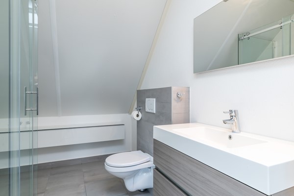 Foto - Te koop: Op goede en in geliefde woonwijk in Voerendaal gelegen halfvrijstaande bovenwoning (type B3 maisonnette), met o.a. dakterras, separate berging op de begane grond en eigen parkeerplaats. 